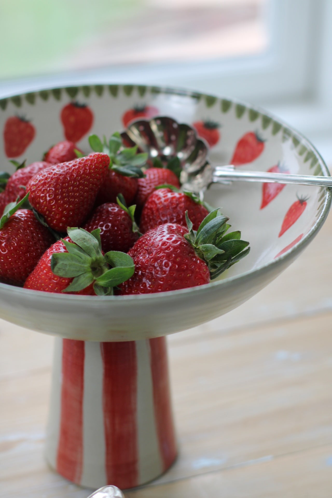 Strawberry Dream - Uppläggningsfat på fot