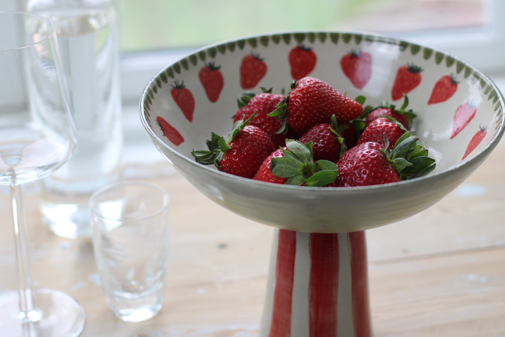 Strawberry Dream - Uppläggningsfat på fot